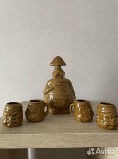 Графин с чашками