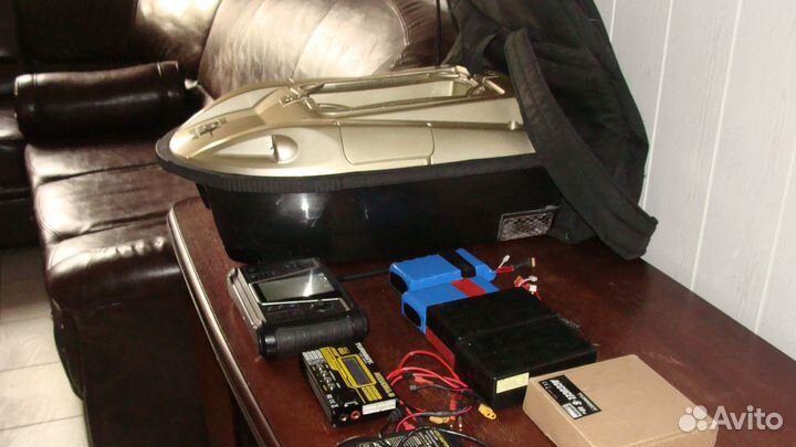 Прикормочный кораблик для рыбалки Carp Hunter