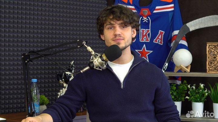 Видеостудия подкастов. Съемка интервью. Оператор