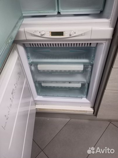 Встроенный холодильник Аристон