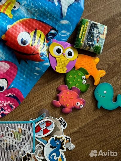 Коврик и игрушки для ванны