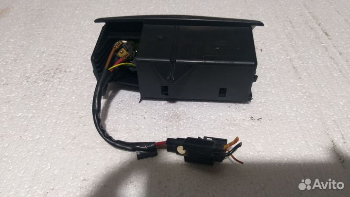 Пластик салона(вещевая ниша с прикуривателем)