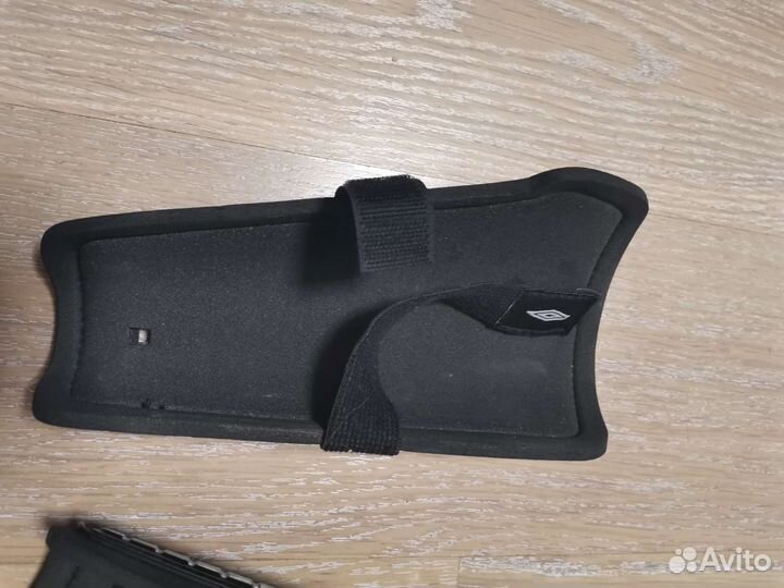 Щитки футбольные umbro