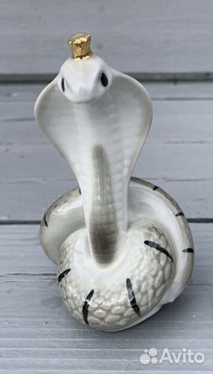 Змея фарфоровая статуэтка