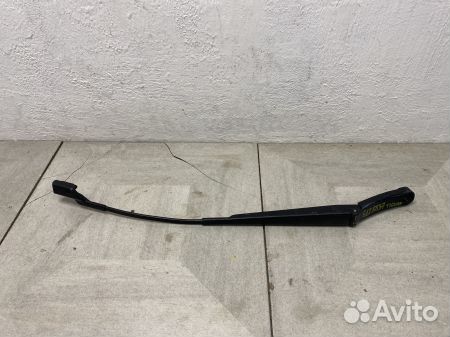 Поводок стеклоочистителя передний