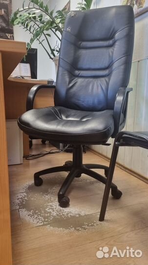 Офисное кресло руководителя