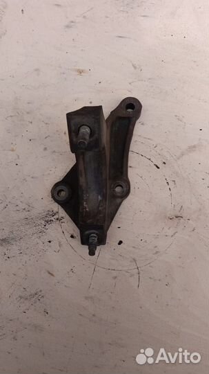 Крепление промежуточного вала Ford Focus 2 1.4л