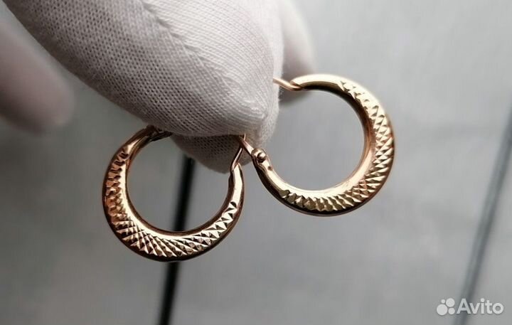 Золотые серьги 585 пробы массой 1.2 грамма