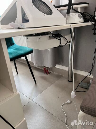 Стол маникюрный с пылесосом и тумбой