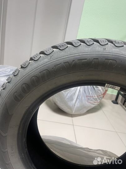Goodyear UltraGrip Ice Arctic SUV 215/65 R17