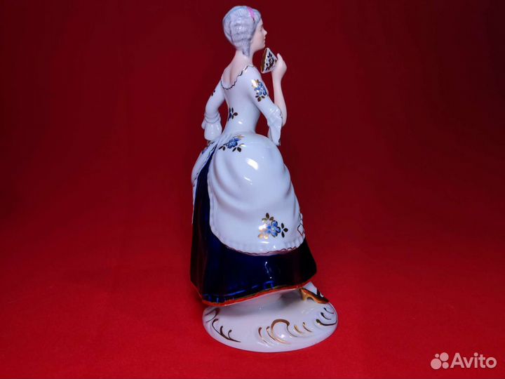 Статуэтка фарфоровая 