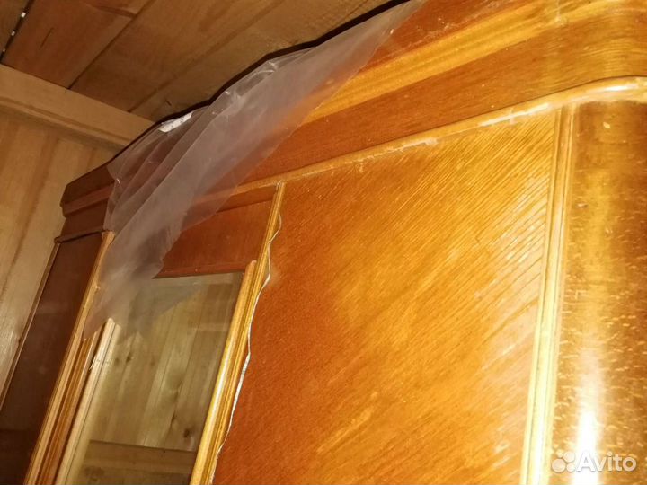 Старинный одежный шкаф