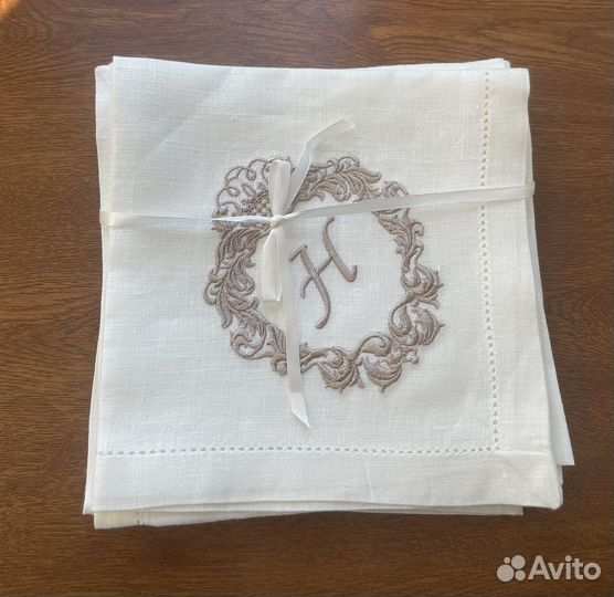 Льняные салфетки с вышитой монограммой. Буква Н