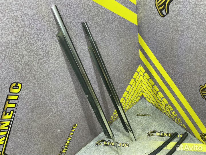 Накладка Молдинг стекла правого Ауди Audi Q7 4L