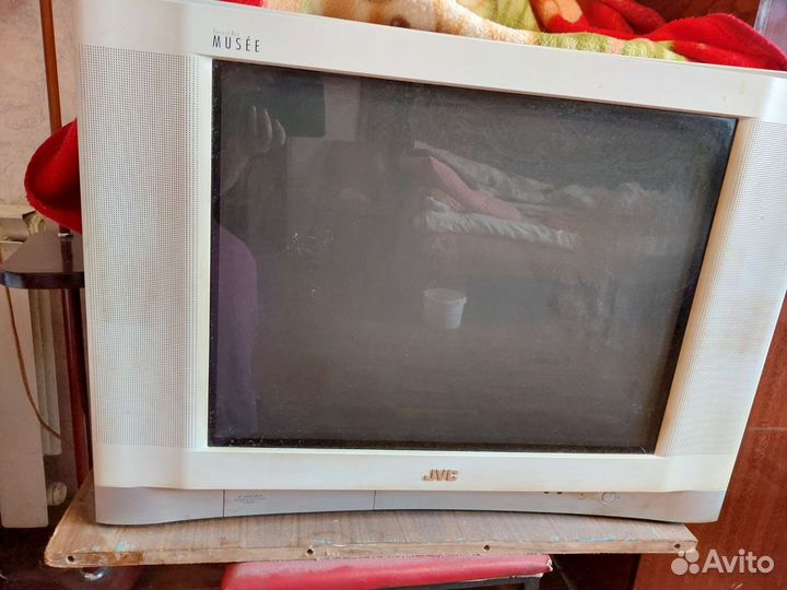Продам телевизор на запчасти (рабочий)