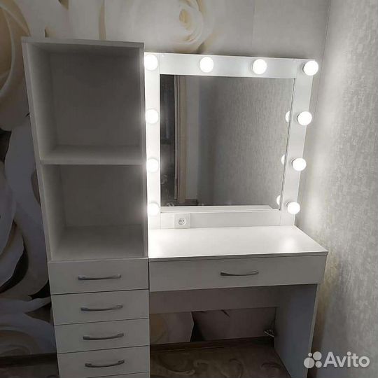 Стол гримерный