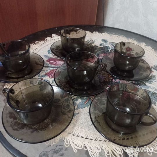 Кофейные чашки с блюдцами