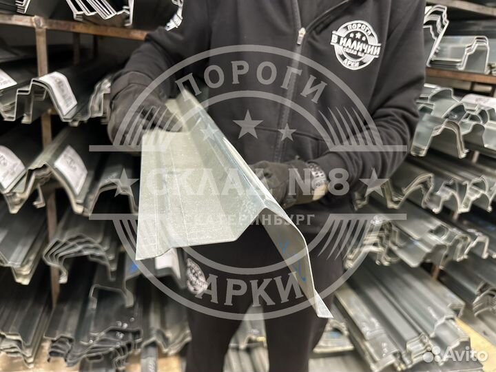 Правый кузовной порог Mazda MPV 2 LW