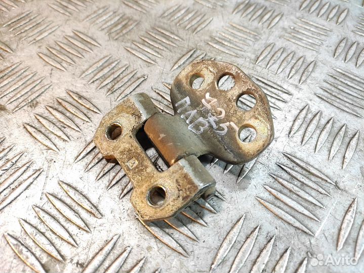 Петля двери передней левой верхняя E 124