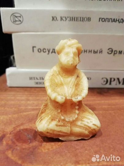 Фигурка с чётками из кости