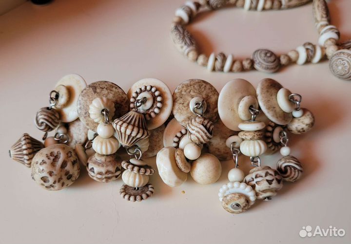 Бусы и заколка комплектом