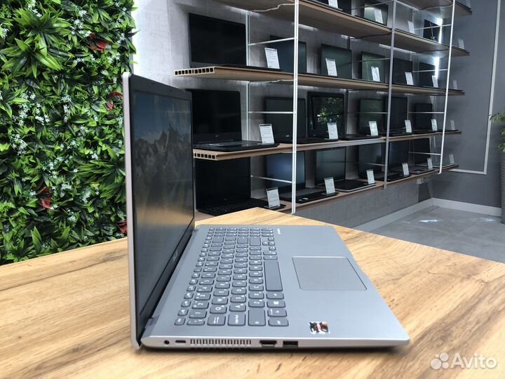 Asus 15.6 IPS/Ryzen 7/Vega 10/SSD