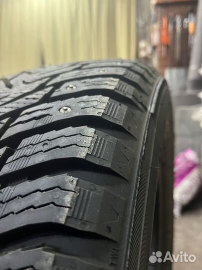 Nokian Tyres Hakkapeliitta 8 SUV 215/65 R16 102T