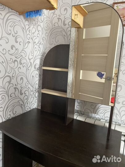 Туалетный стол с зеркалом