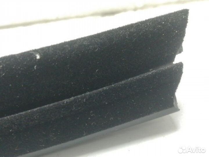 Уплотнитель стекла двери задний левый Kia Rio 3 QB