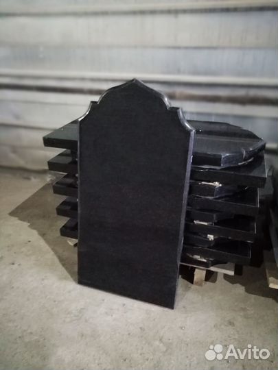 Памятники надгробные из карельского гранита