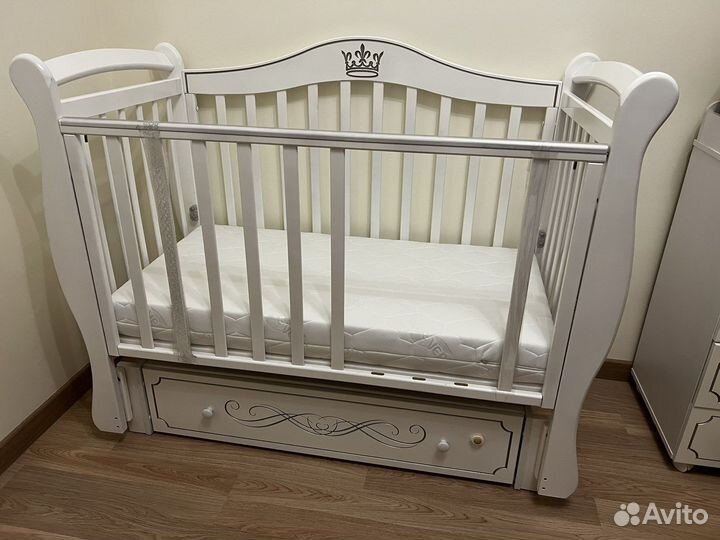 Детская кровать с маятником