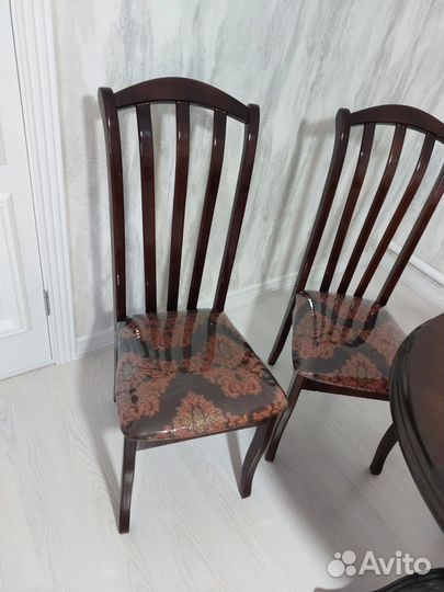 Стол со стульями