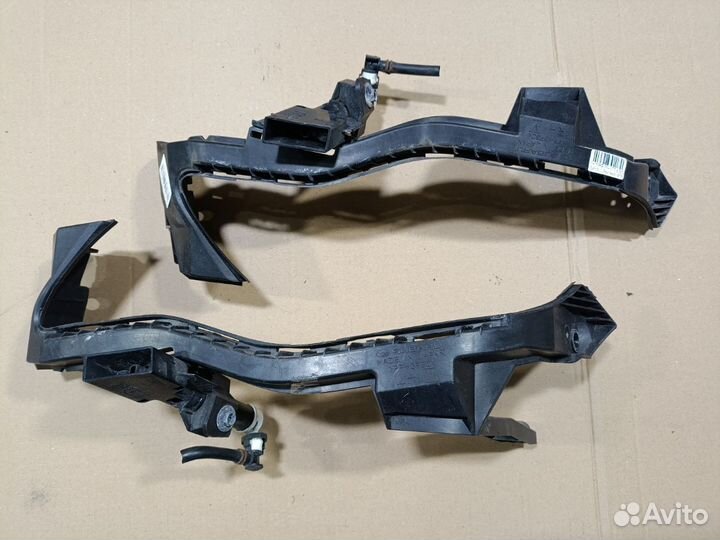 Кронштейн бампера передний Subaru Impreza GP2