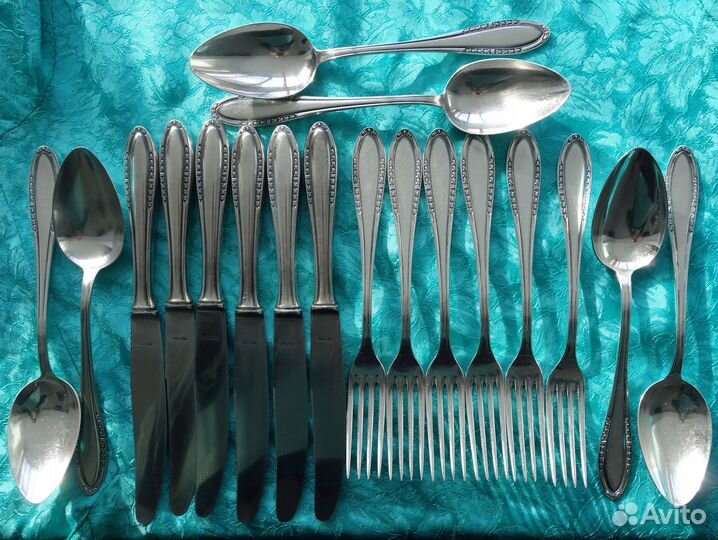Набор старинных серебряных ножей, ложек и вилок