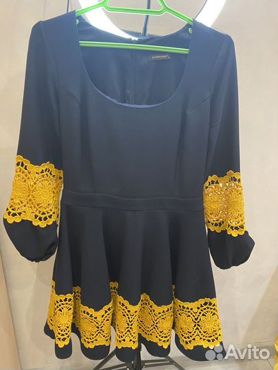 Платье с кружевными вставками