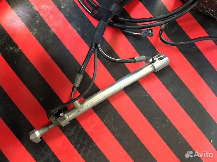 Доводчик багажника Мерседес w221