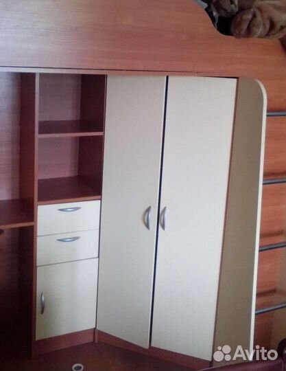 Детский уголок с кроватью и столом