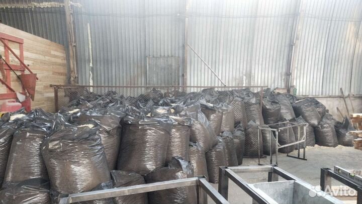 Сухие опилки в мешках