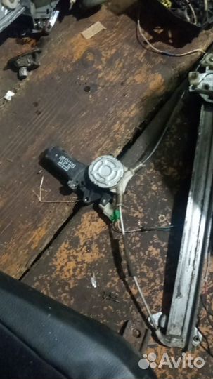 Стеклоподъёмник передний Mitsubishi Space Wagon