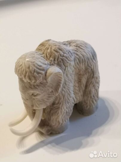 Мамонт (слон) из кости