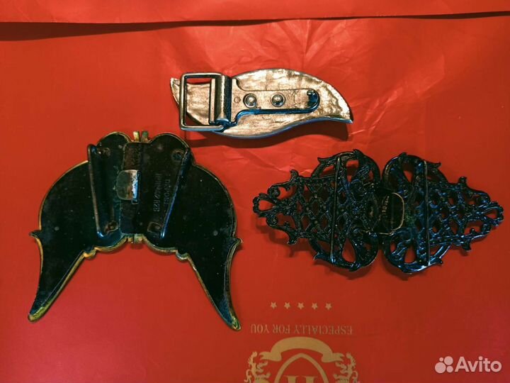 Старинные металлические женские пряжки на пояс
