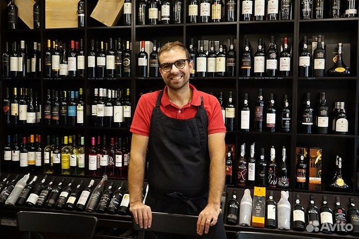 Сотрудник магазина гастрономии