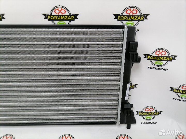 Радиатор охлаждения двигателя Volkswagen Polo
