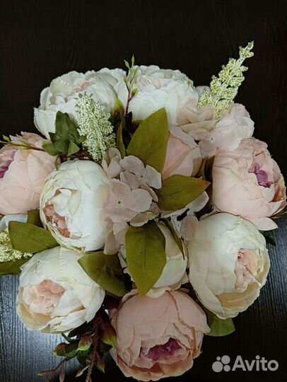 Композиция из искусственных цветов