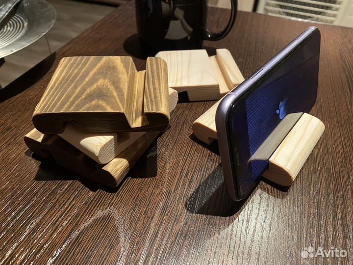 Подставка для телефона и планшета из дерева