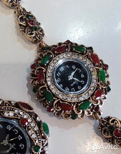 Часы с хризопразами и гранатами.Новые.Кварцевые