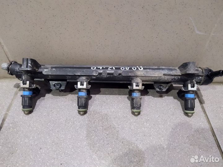 Рампа топливная с форсунками. Фольксваген Шкода