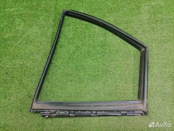 Уплотнитель стекла двери задний левый Toyota