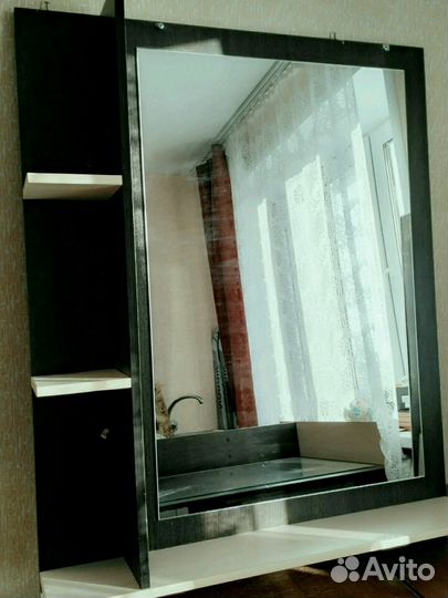 Парикмахерское зеркало с полками