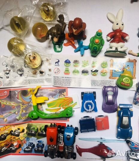 Игрушки и вкладыши из Киндер-сюрприза